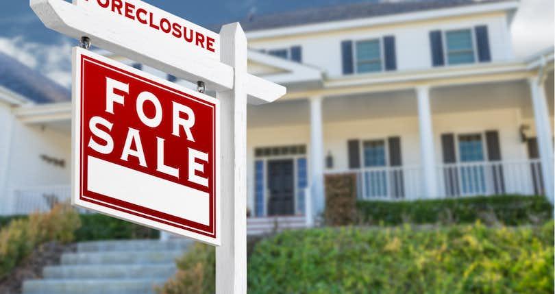 Pros & Cons of Buying Foreclosed & Bank-Owned Homes